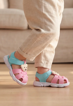 Babysandalen voor de zomer