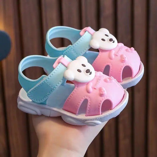 Babysandalen voor de zomer
