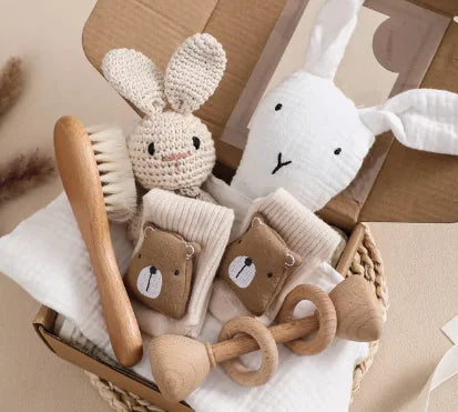 Houten cadeauset met rammelaar en sokjes